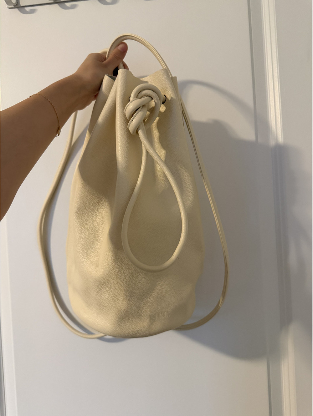 Ouro Cream Leather Knot Drawstring Bucket Bag – Stylish and Versatile Handbag